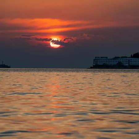 Floating Seahouse Ocean Beauty 2 *