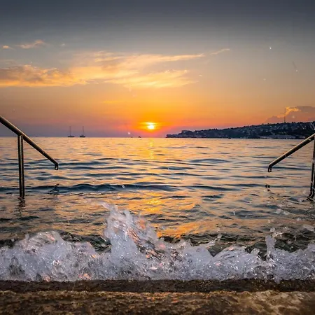 Floating Seahouse Ocean Beauty 2 *